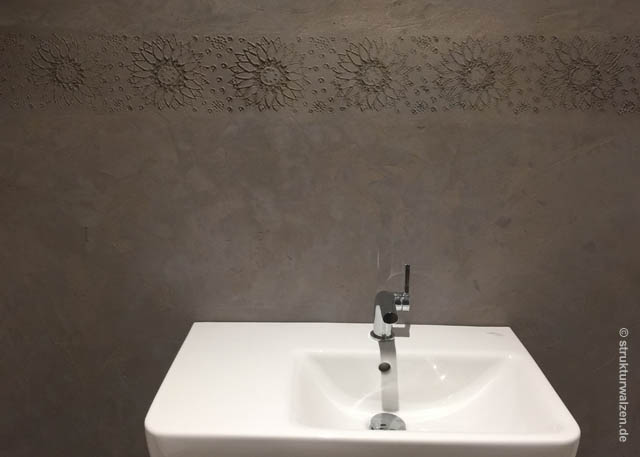 Geprägte Bordüre im Badezimmer